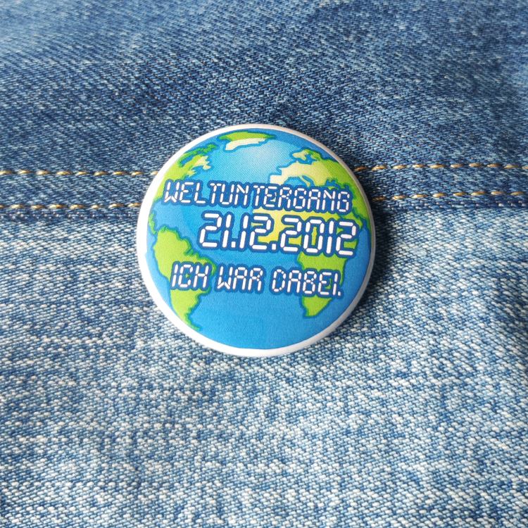 Ansteckbutton Weltuntergang  21.12.2012 auf Jeans